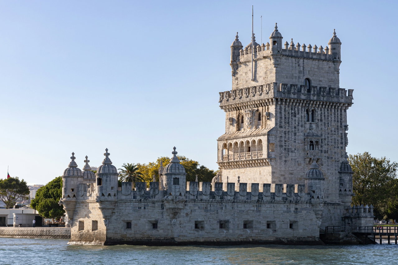 Der Torre de Belém in Lissabon vor klarem blauem Himmel, am Ufer des Tejo