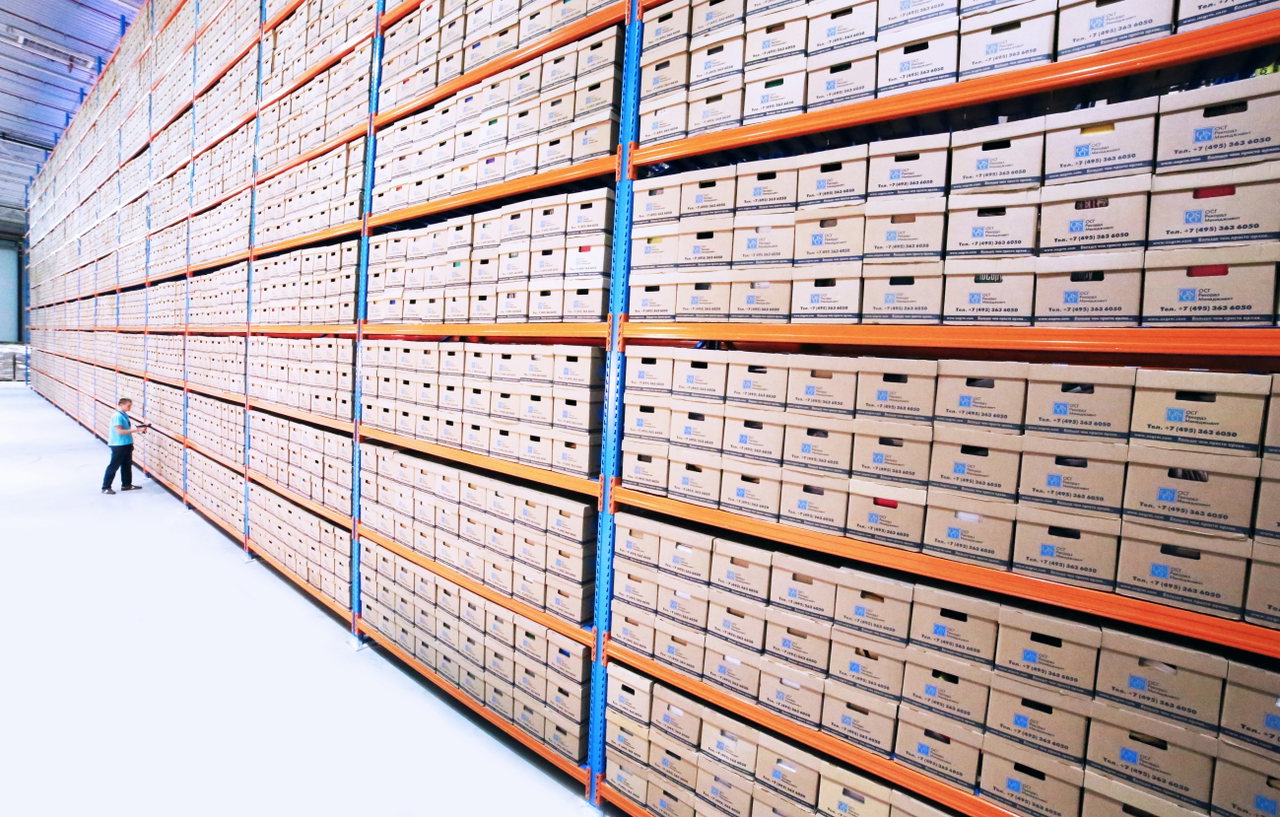Lange Regalreihen mit Archivkartons in einem Lager