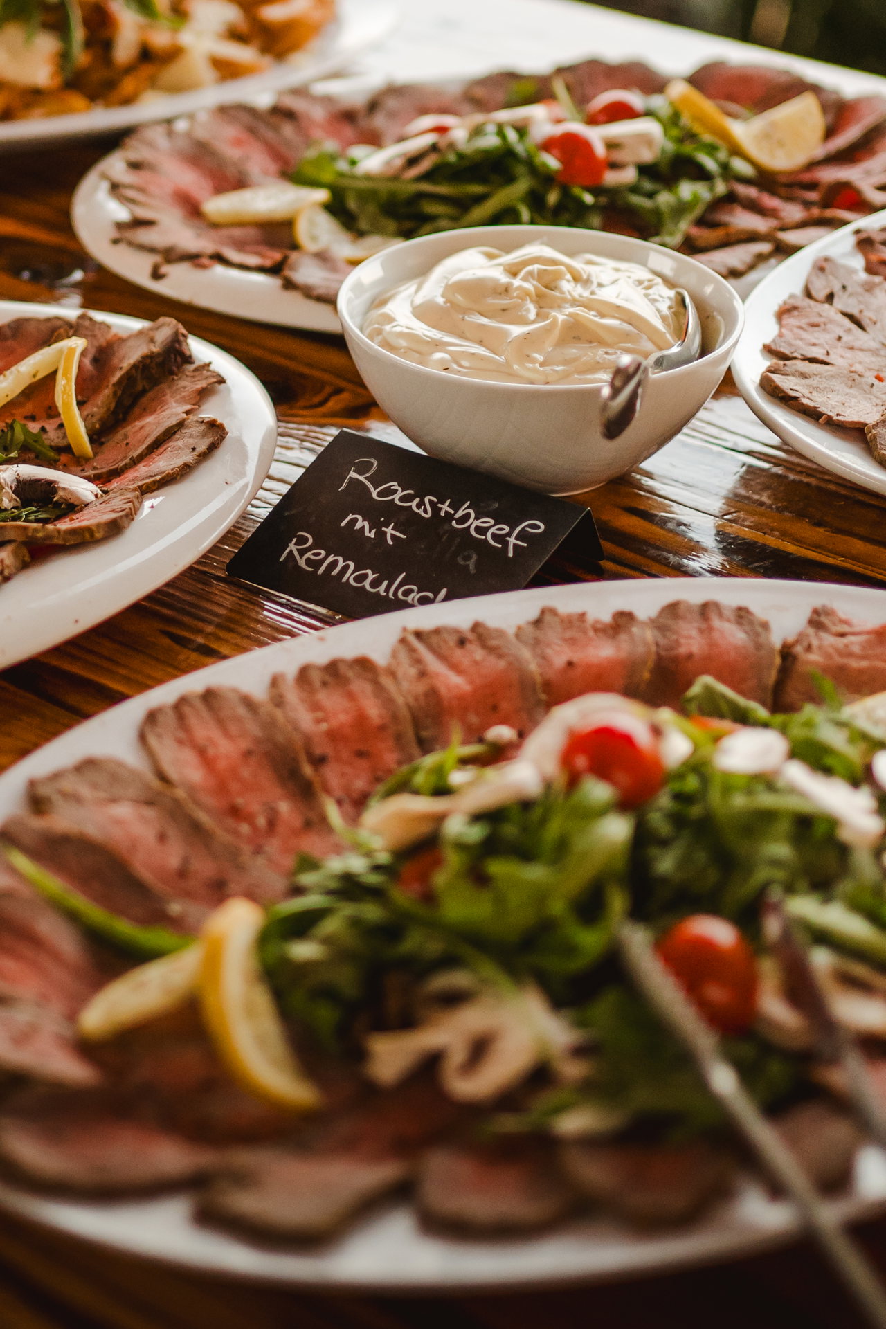 Platte mit Roastbeef, Rucola und Remoulade