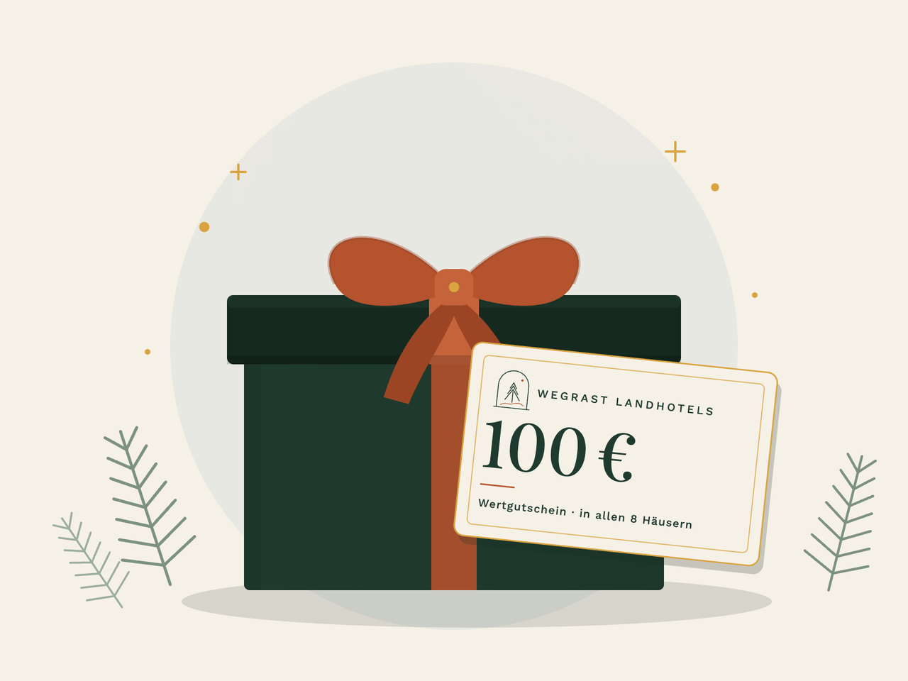 Geschenkbox in Tannengrün mit rostroter Schleife und angelehntem Wertgutschein über 100 Euro, daneben Tannenzweige