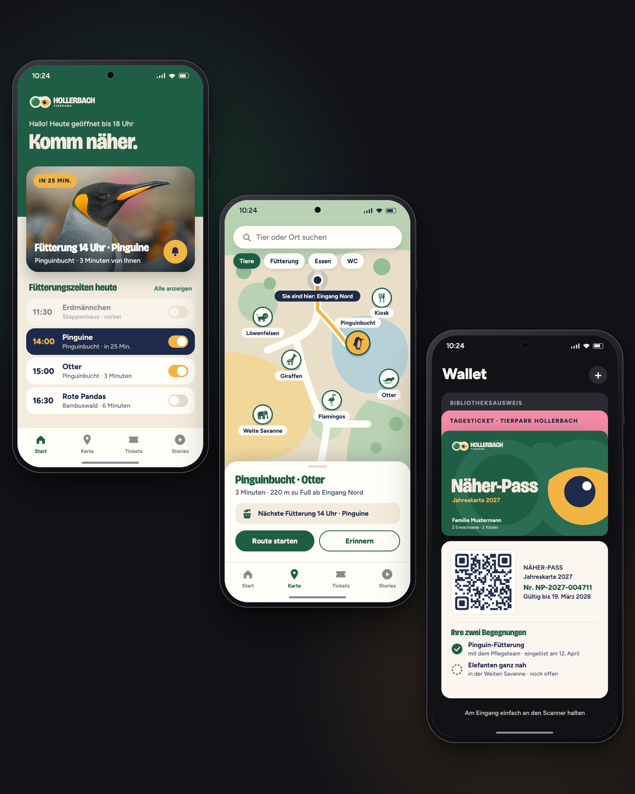 Drei Smartphones im Hochformat, treppenartig versetzt: die App „Hollerbach“ mit Startbildschirm und Fütterungszeiten (Fütterung 14 Uhr · Pinguine), Parkkarte mit Tier-Pins und Route zur Pinguinbucht sowie dem Näher-Pass mit QR-Code im Wallet.
