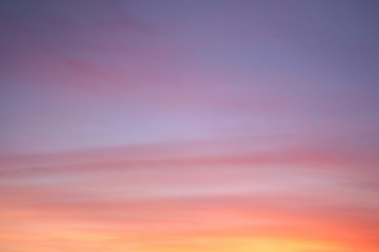 Abenddämmerung mit zartem Himmel in Violett, Rosé und Orange am Horizont