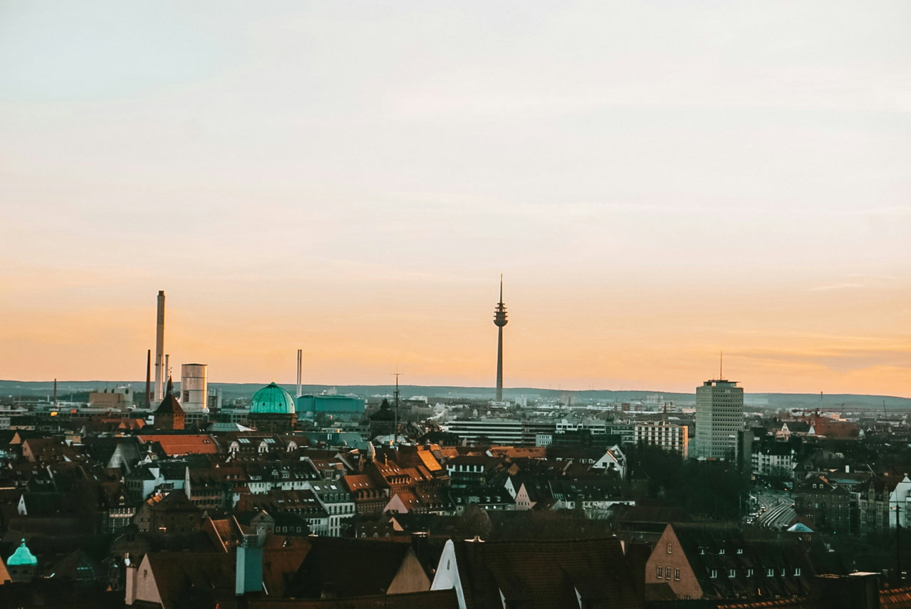 Blick über die Dächer einer Altstadt bei Sonnenuntergang