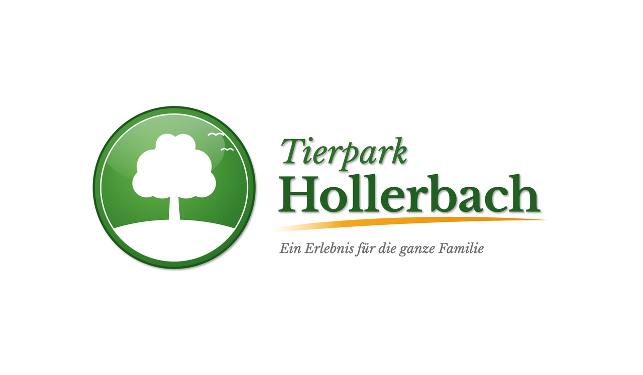 Bisheriges Logo des Tierparks Hollerbach, seit 2004 unverändert: ein grüner Kreis mit Farbverlauf und weißem Baum auf einem Hügel, daneben „Tierpark Hollerbach“ in Serifenschrift mit Schatten, ein orangefarbener Schwung und der Satz „Ein Erlebnis für die ganze Familie“.