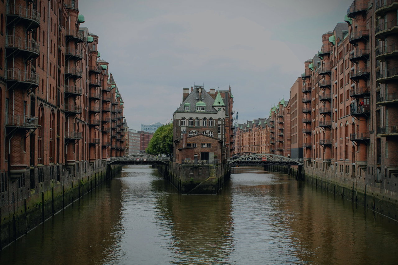 Das Wasserschloss in der Speicherstadt zwischen zwei Kanälen bei Tag