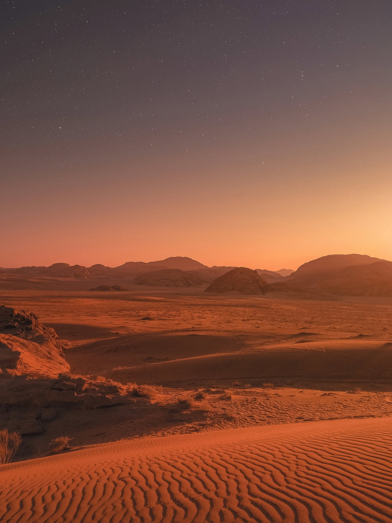 Rote Wüstenlandschaft in der Abenddämmerung