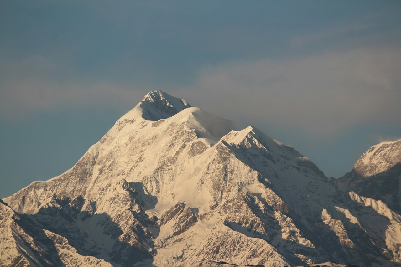 Schneegipfel im ersten Morgenlicht