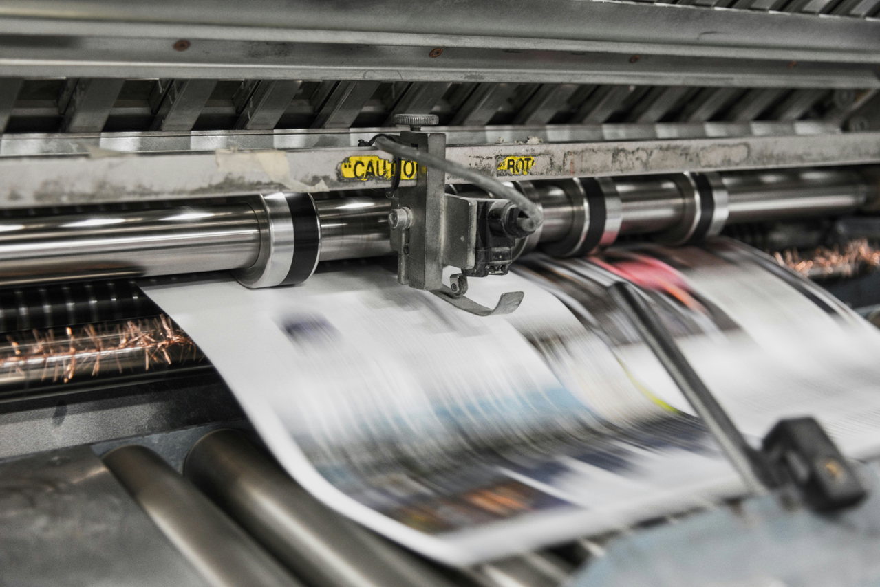 Druckmaschine mit frisch gedruckten Magazinseiten