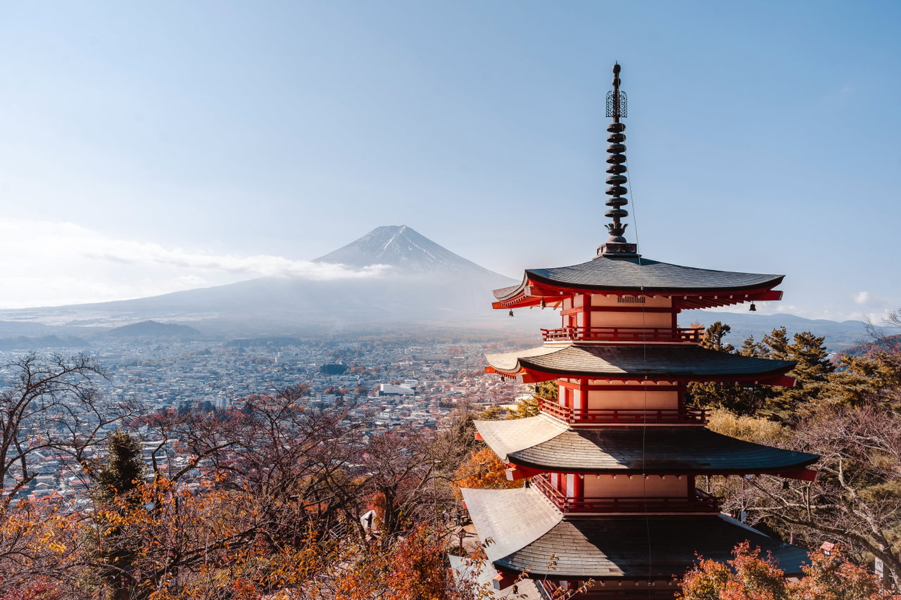 Rote Chureito-Pagode über der Stadt Fujiyoshida, dahinter der schneebedeckte Fuji