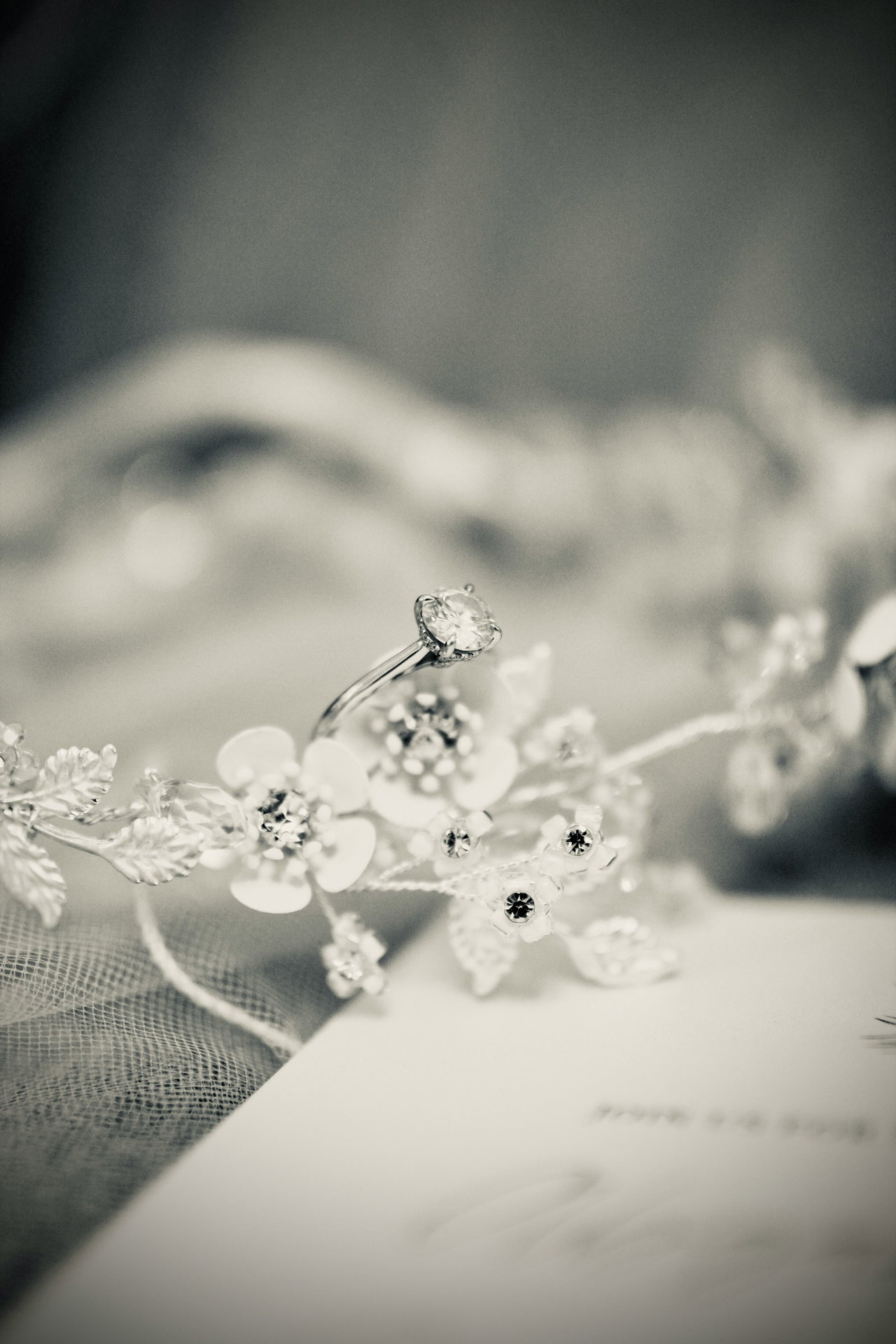 Schwarz-Weiß-Detail: Schmuck und Spitze auf einer Einladungskarte