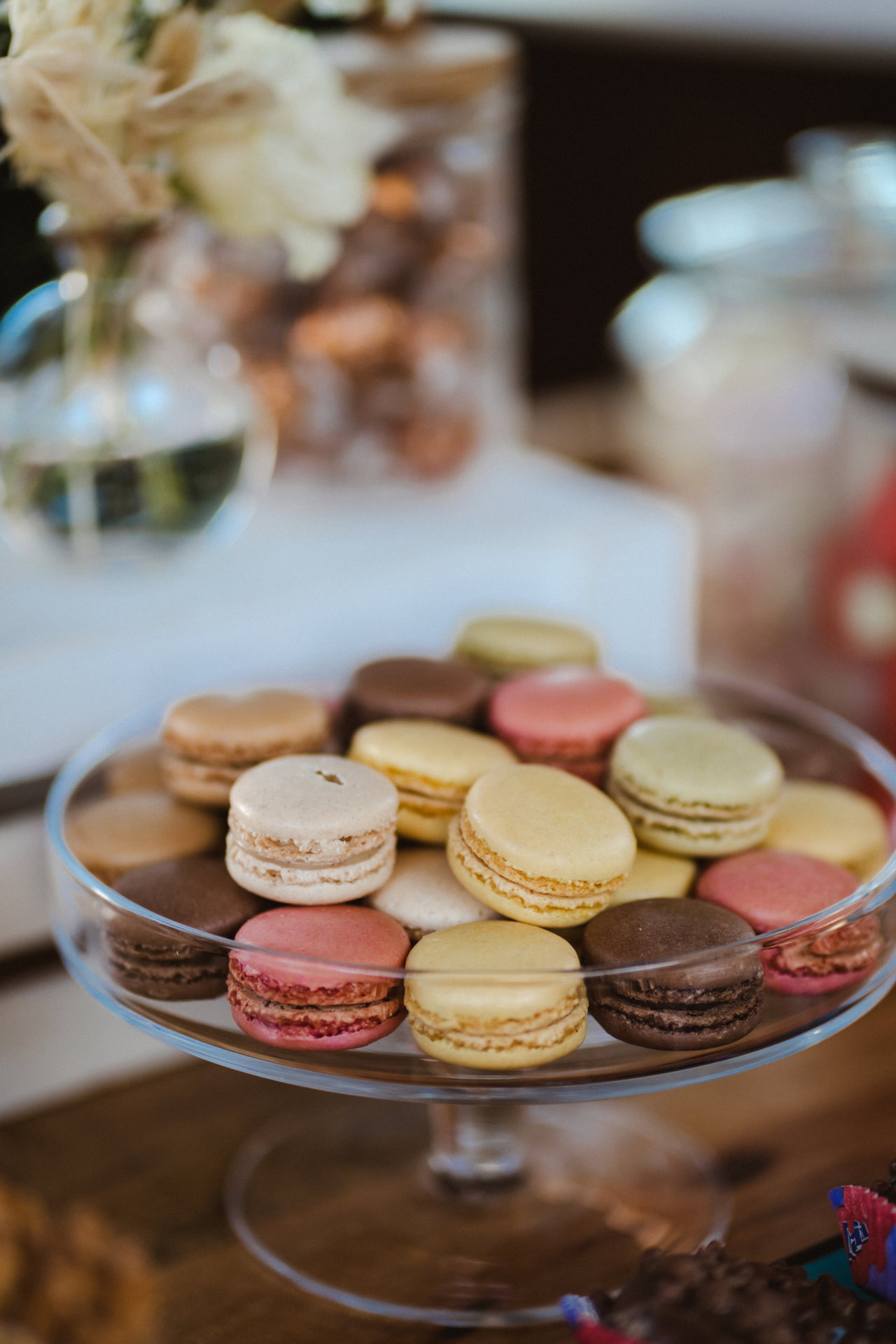 Etagere mit bunten Macarons