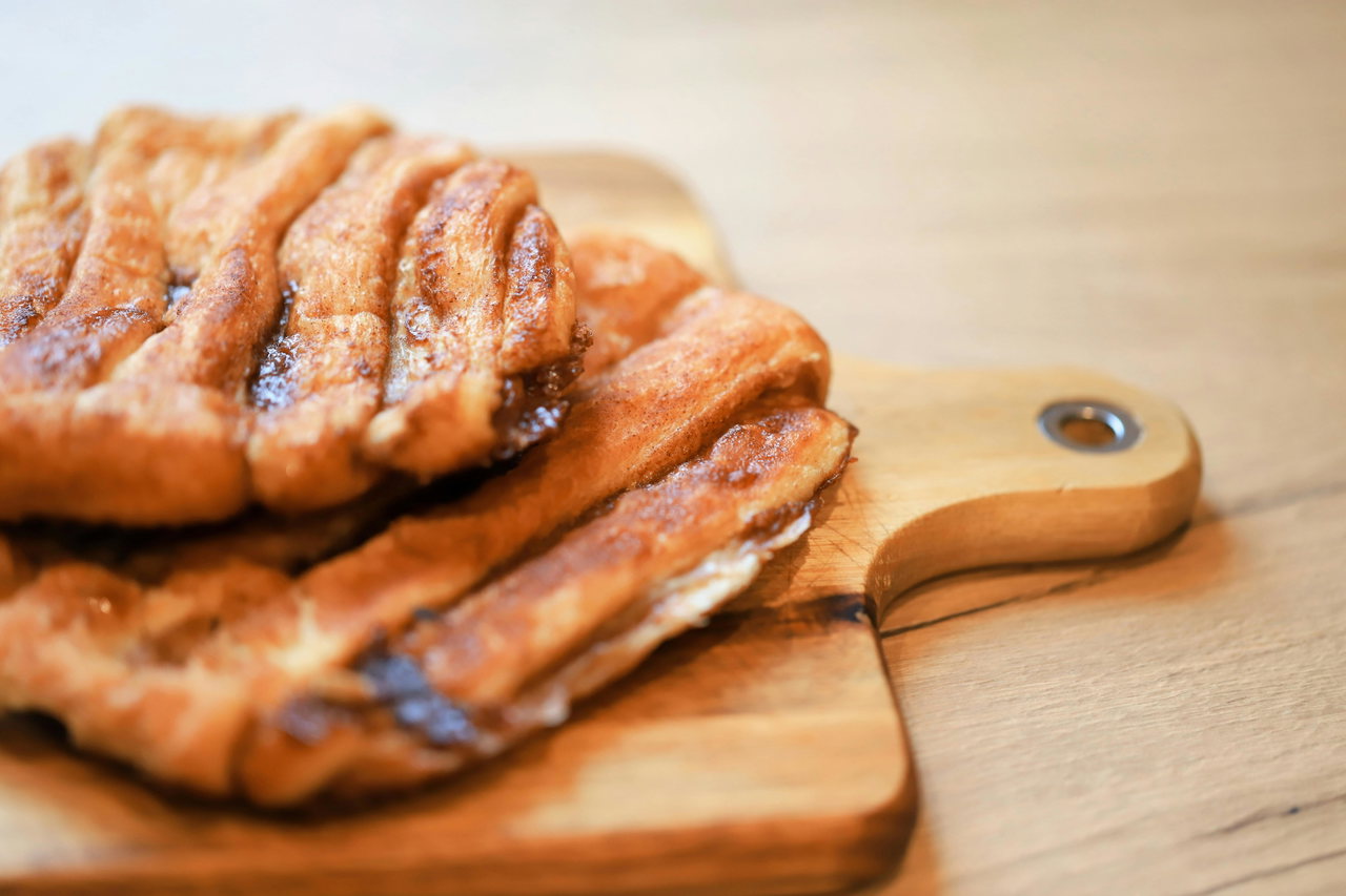 Franzbrötchen auf einem Holzbrett
