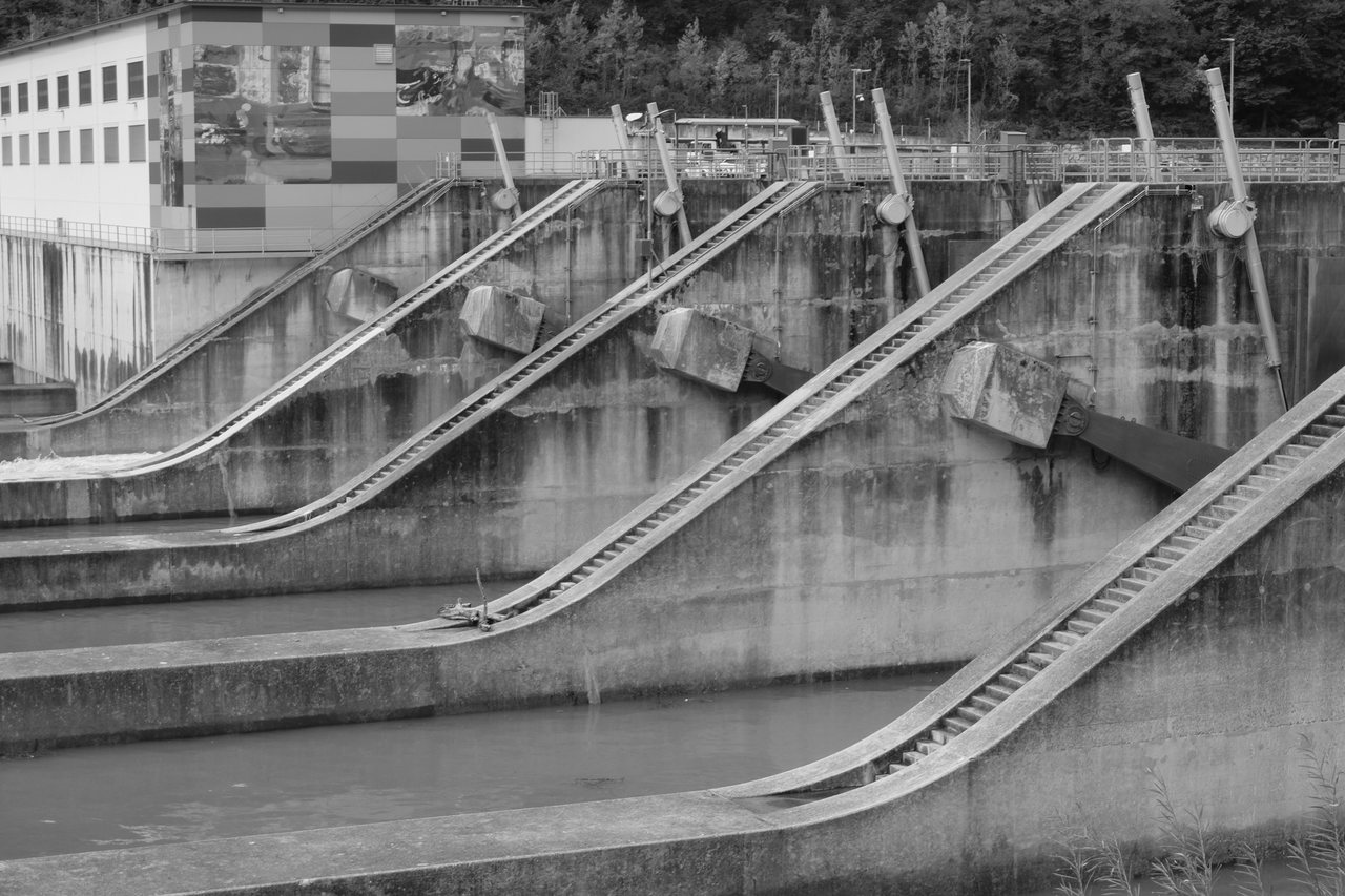 Rohre und Ventile in einer Wasseranlage
