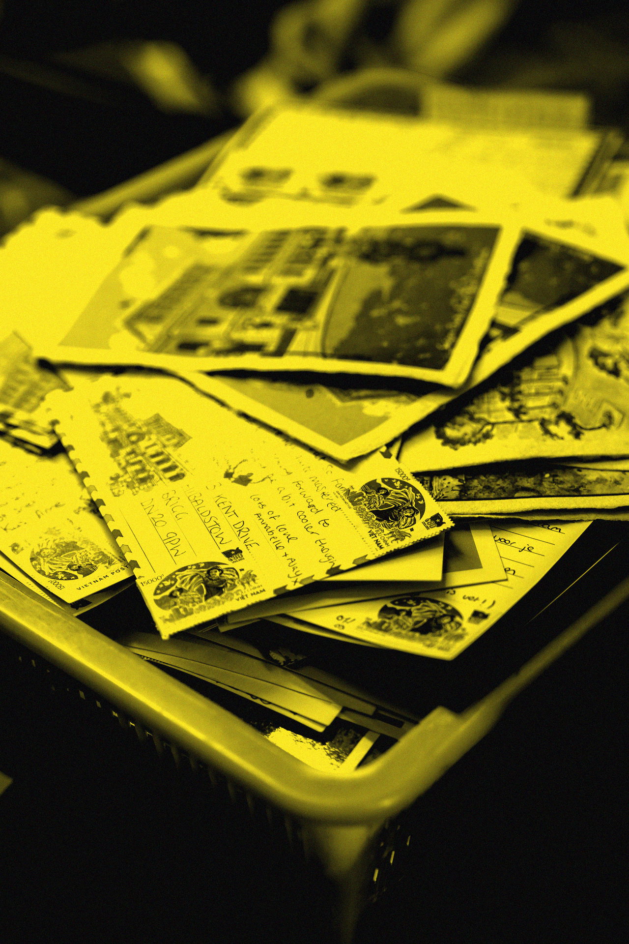 Korb voller alter Postkarten und Flyer, Gelb-Duplex