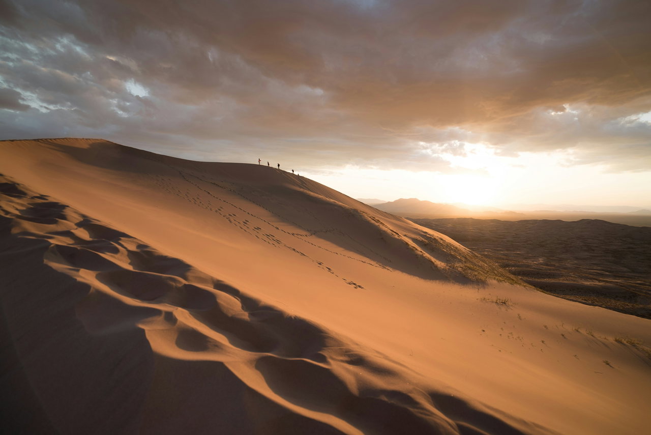 Sanddünen im dramatischen Abendlicht
