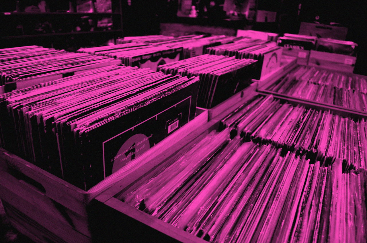 Plattenladen, Regale voller Vinyl, Schwarzweiß mit Magenta-Duplex