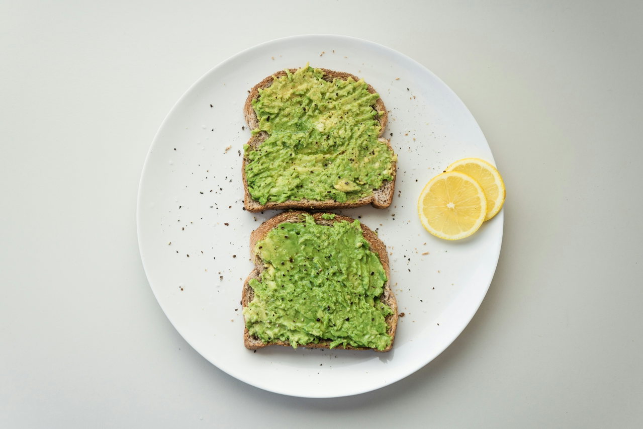 Zwei Scheiben Avocado-Toast mit Zitrone