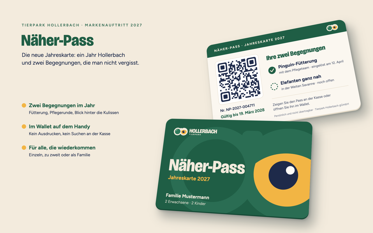 Mockup der neuen Jahreskarte Näher-Pass, Vorder- und Rückseite schräg mit Schatten: vorn ein großes goldgelbes Tierauge auf Grün und „Näher-Pass – Jahreskarte 2027“ für Familie Mustermann; hinten QR-Code, gültig bis 19. März 2028, und die zwei Begegnungen des Jahres – Pinguin-Fütterung eingelöst, Elefanten in der Weiten Savanne noch offen. Links drei Vorteile: zwei Begegnungen im Jahr, im Wallet auf dem Handy, für alle, die wiederkommen.