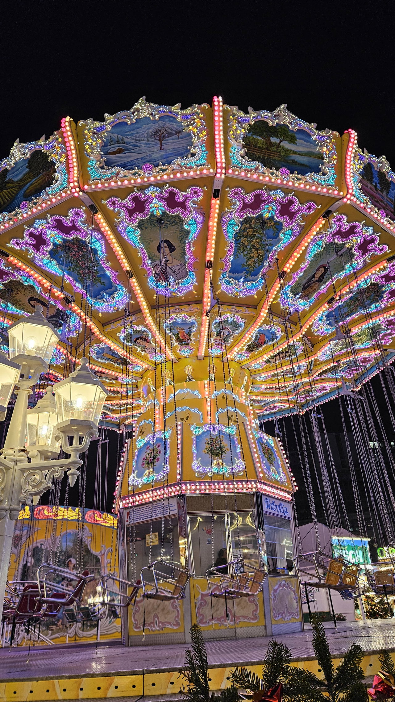 Beleuchtetes Kettenkarussell auf dem Hamburger Dom bei Nacht