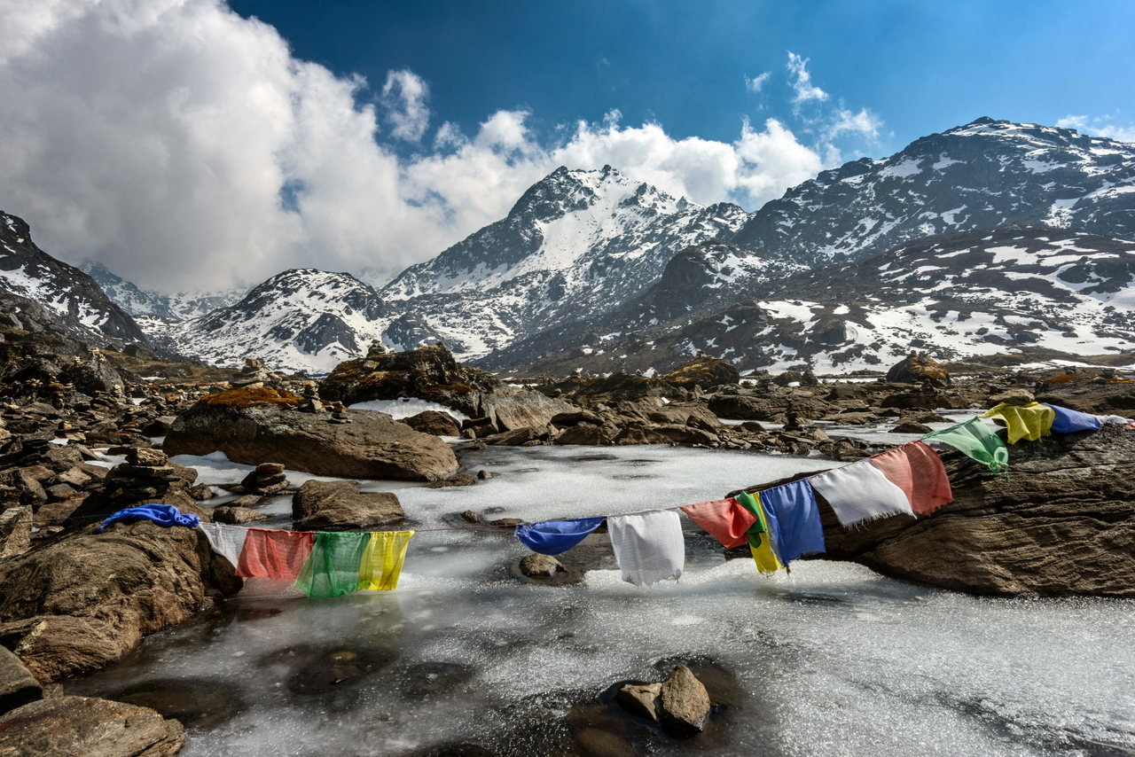 Gebetsfahnen vor schneebedeckten Gipfeln im Himalaya