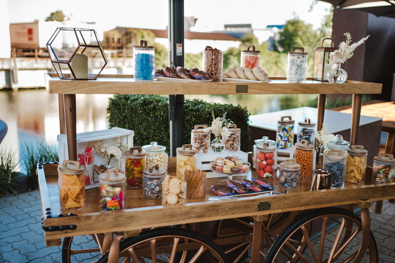 Candy Cart mit Bonbongläsern, Kerzen und Holzrad