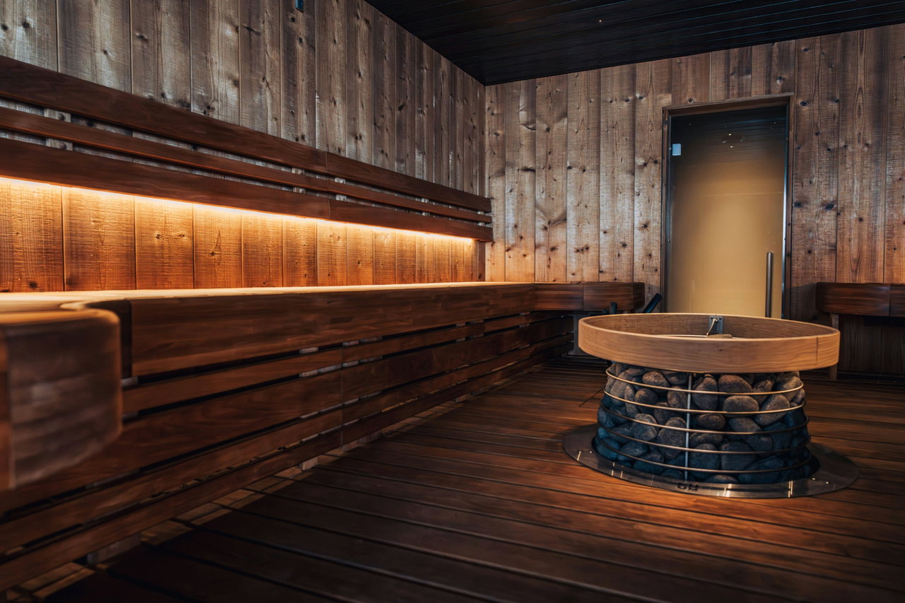 Sauna mit stimmungsvollem Licht