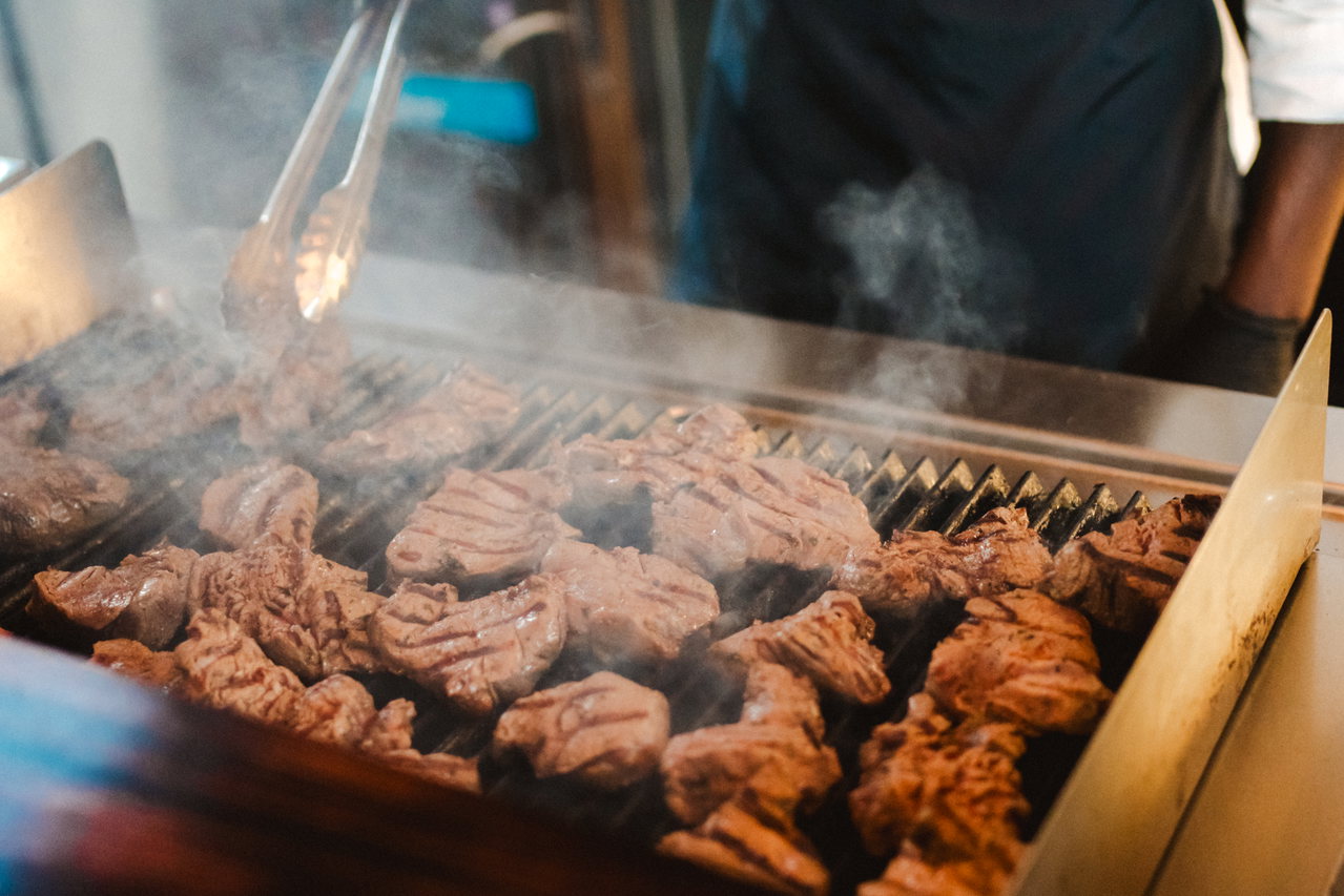 Steaks und Hähnchen auf dem Grillrost