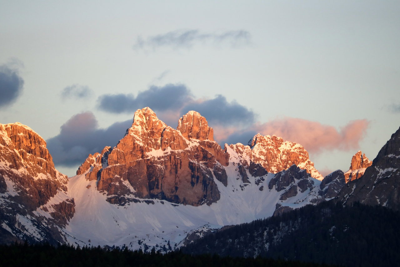 Alpenglühen auf schroffen Felswänden