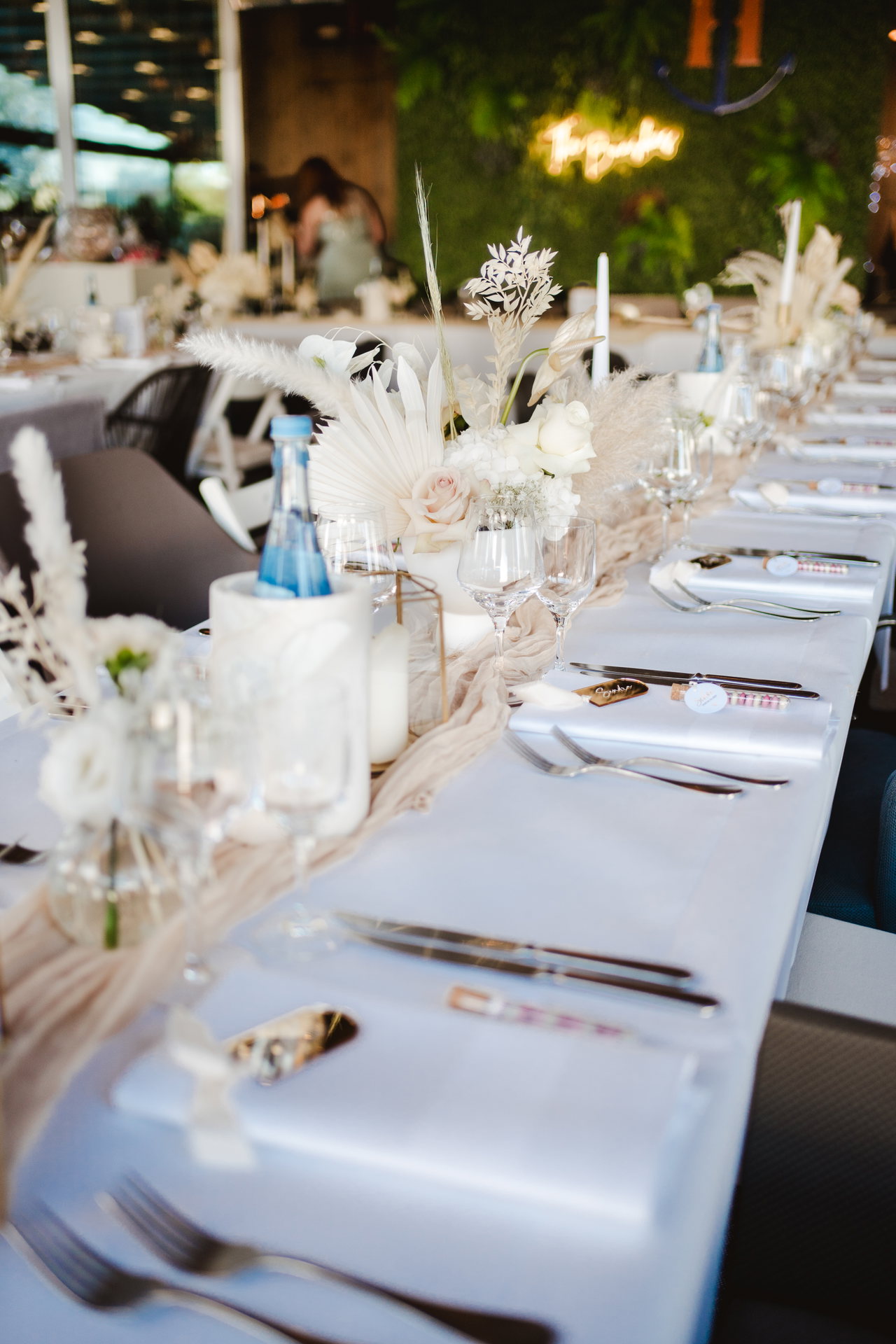 Lange gedeckte Tafel mit Pampasgras und Kerzen