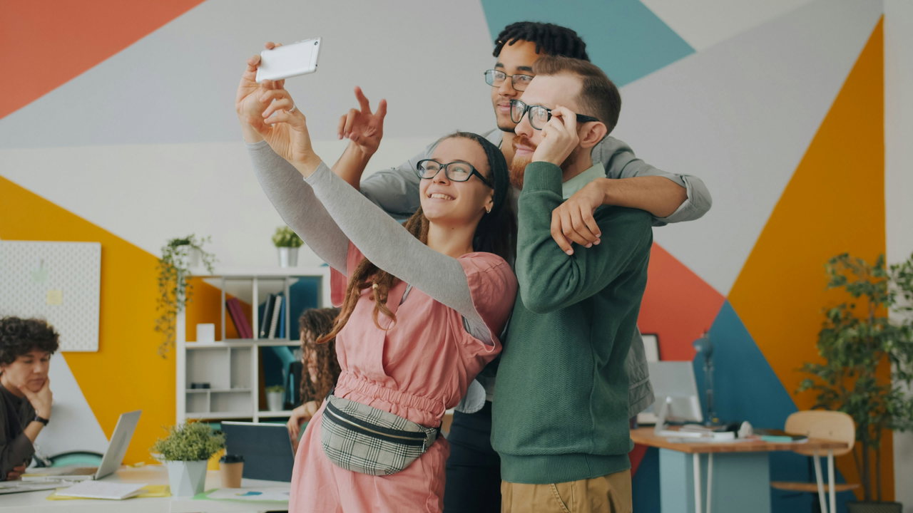 Team arbeitet gemeinsam im modernen Büro