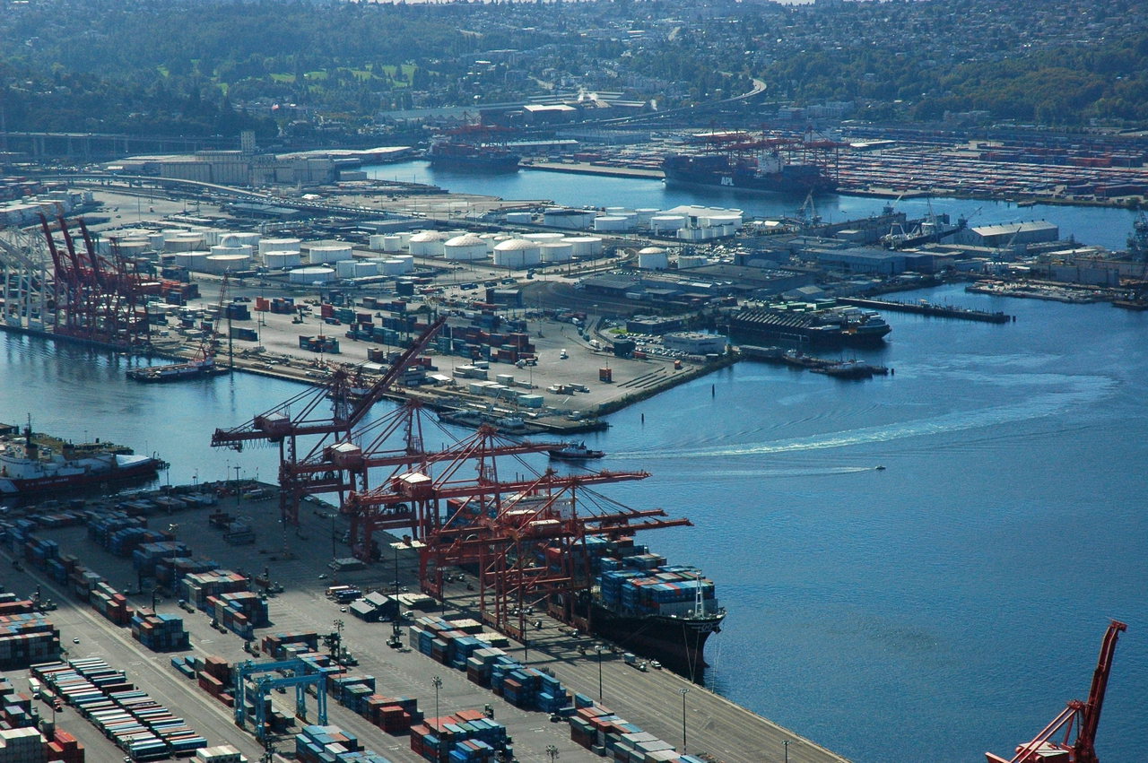 Containerhafen mit Kränen und Schiffen aus der Luft bei Tag