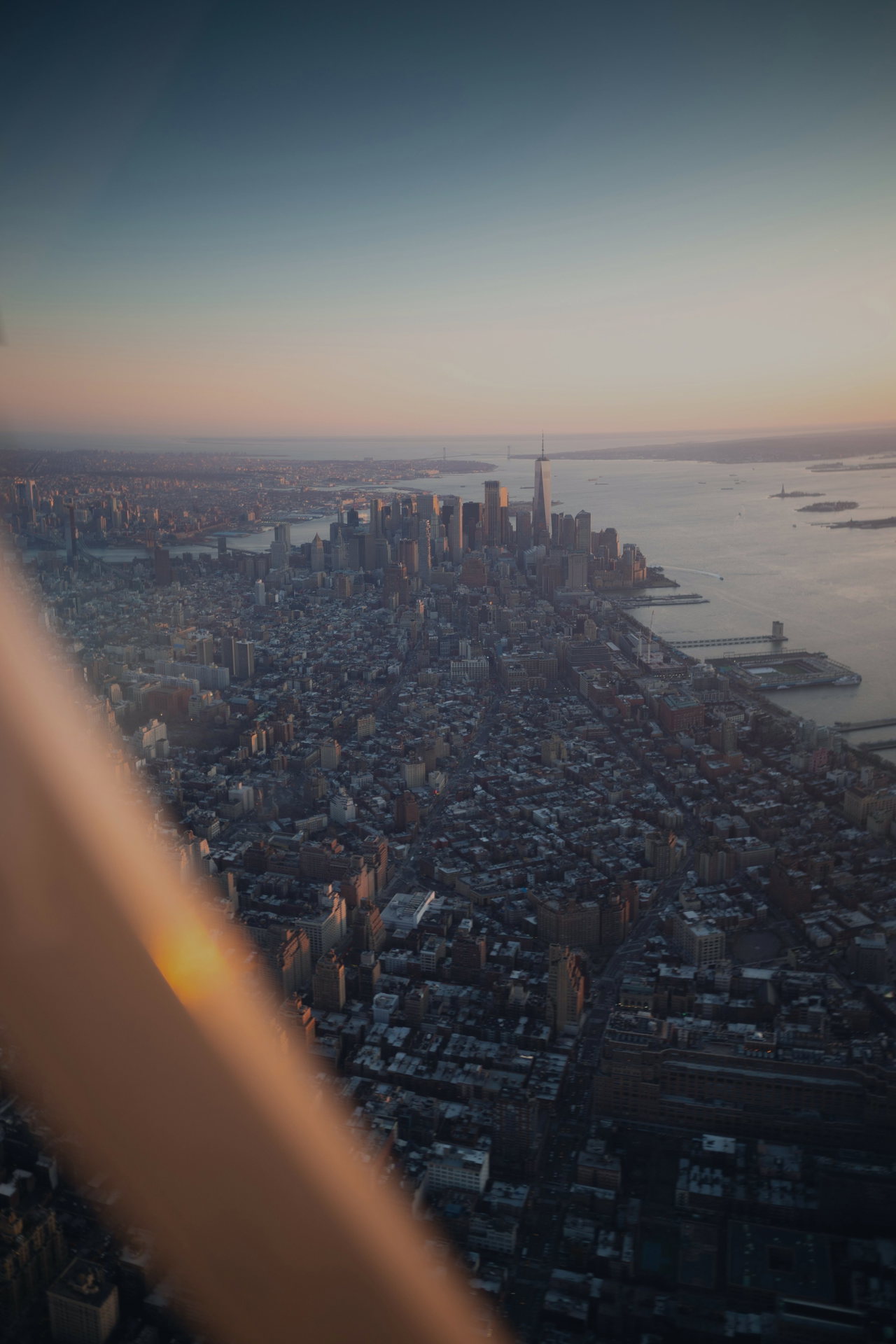 Blick aus dem Helikopter auf Manhattan in der Abenddämmerung