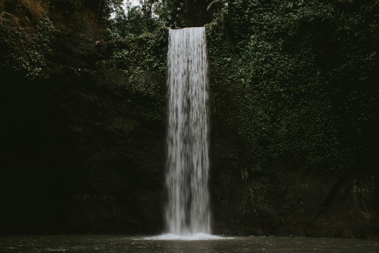 Wasserfall in einen Pool im Dschungel