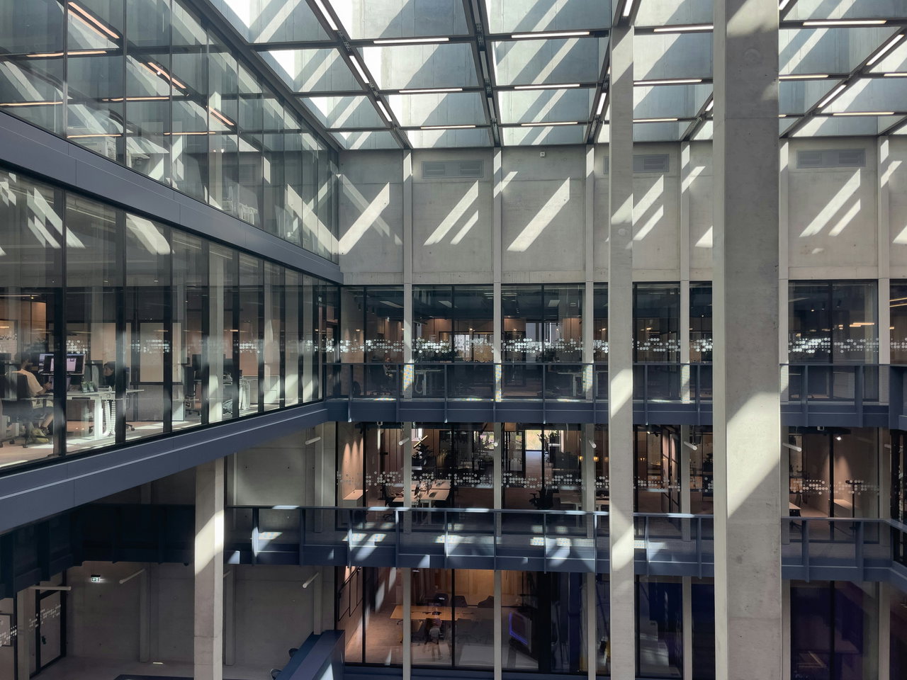 Lichtdurchflutetes Atrium eines modernen Bürogebäudes