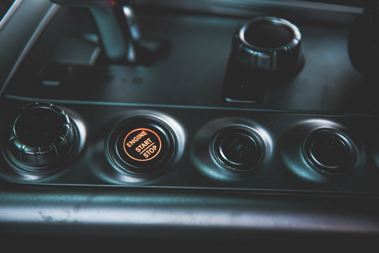Start-Stopp-Knopf in der Mittelkonsole eines Autos