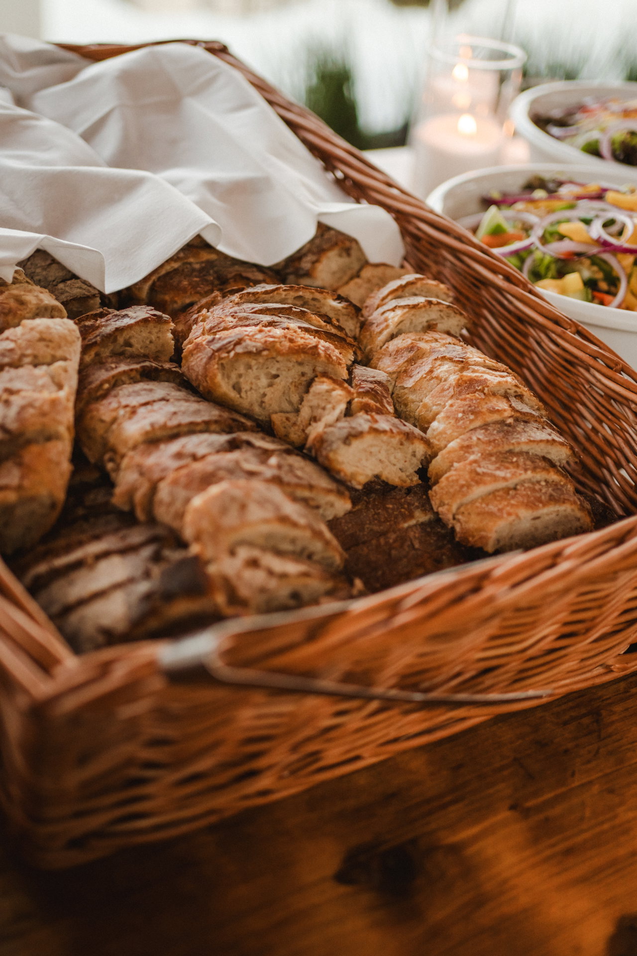 Korb mit aufgeschnittenem Brot am Buffet