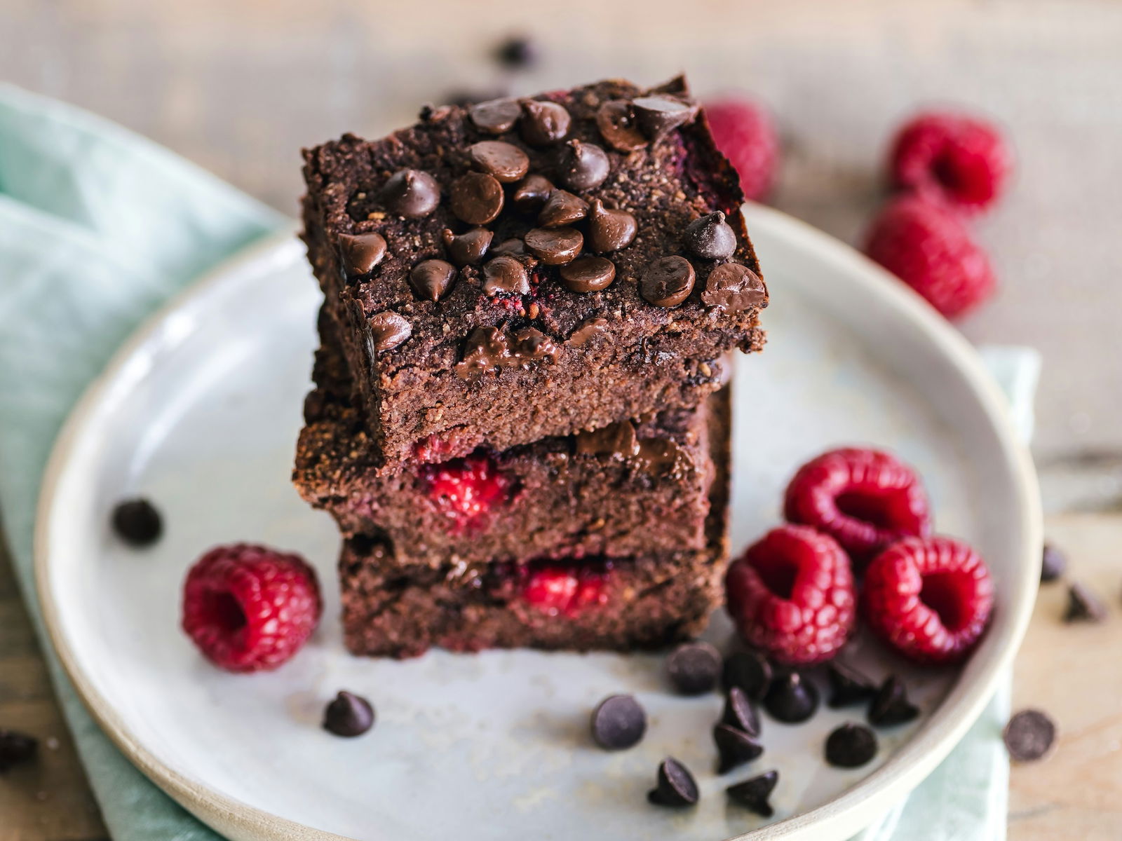 Schokoladenbrownies mit Himbeeren