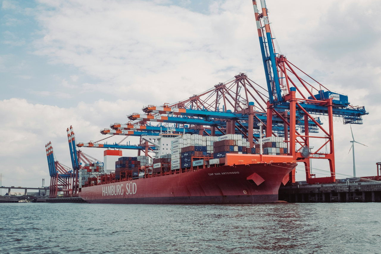 Containerschiff an einem Terminal mit Containerbrücken bei Tag