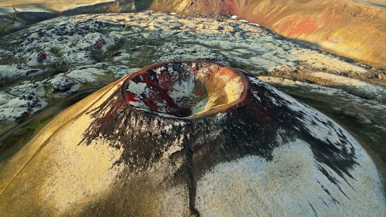 Vulkankrater mit farbigen Ablagerungen aus der Luft
