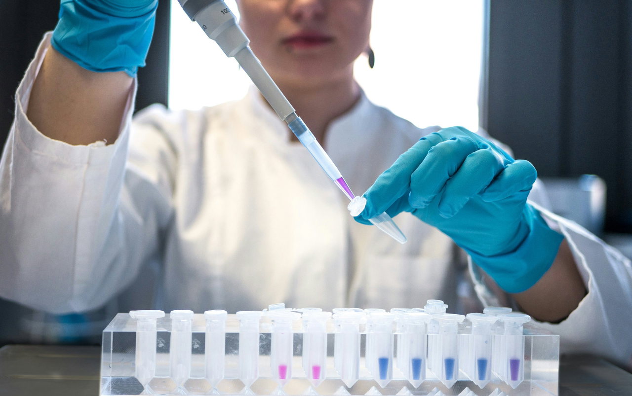Laborantin prüft eine Wasserprobe