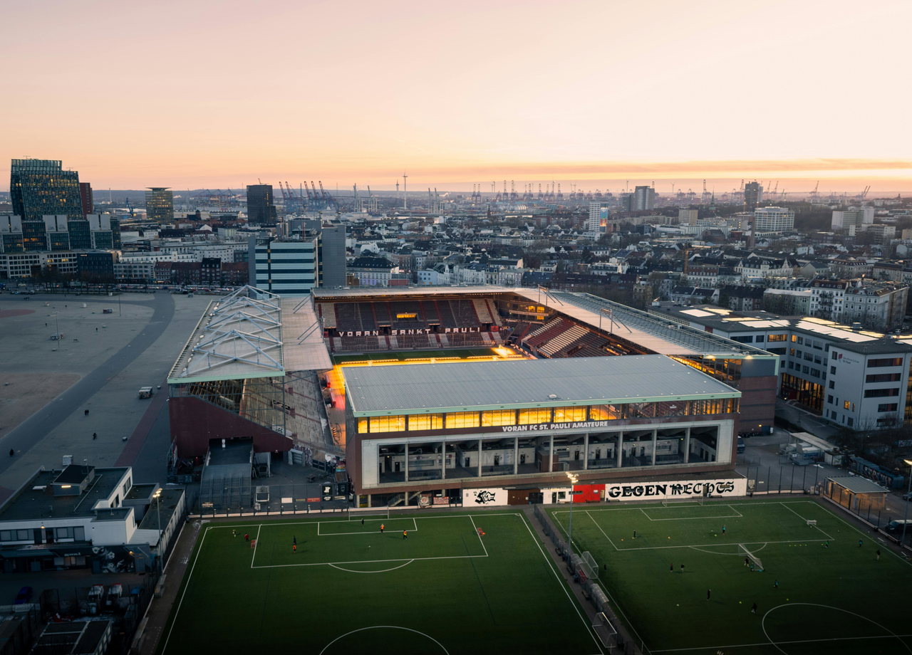 Luftaufnahme des Millerntor-Stadions in der Abenddämmerung
