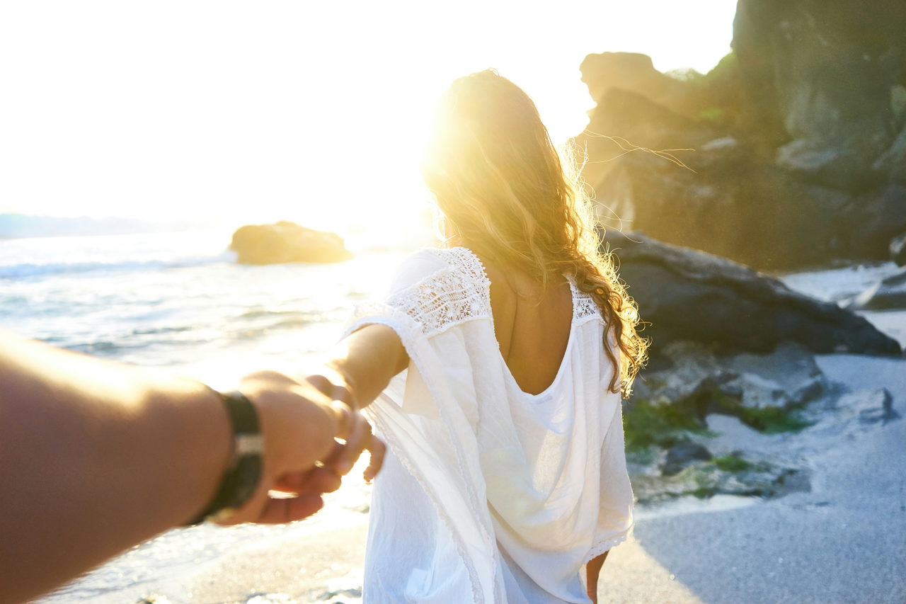 couple beach-VZSIm_cNAL8-unsplash