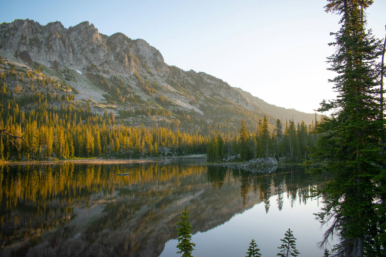 Bergsee mit Spiegelung im Herbst