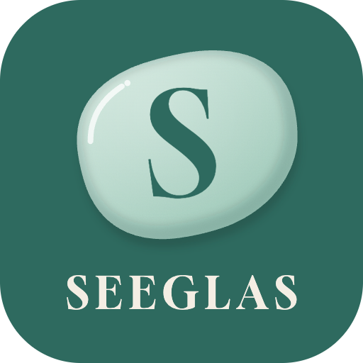 Logo Strandhotel Seeglas: heller, matter Seeglas-Kiesel mit Lichtreflex und geschwungenem Serifen-S in Petrol, darunter die Wortmarke SEEGLAS in Sand auf einer abgerundeten Petrol-Kachel
