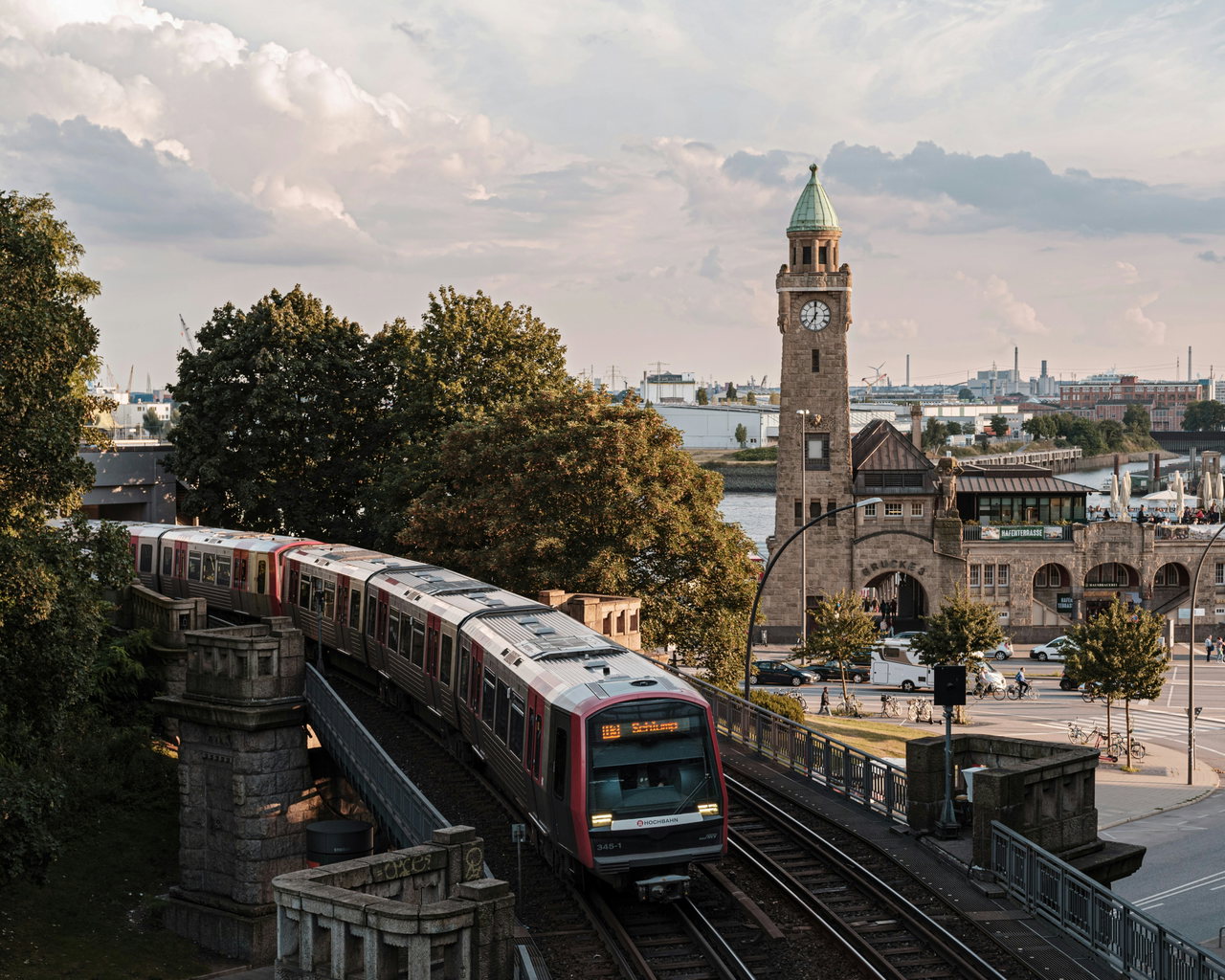 U-Bahn auf der Hochbahntrasse vor dem Uhrturm der Landungsbrücken