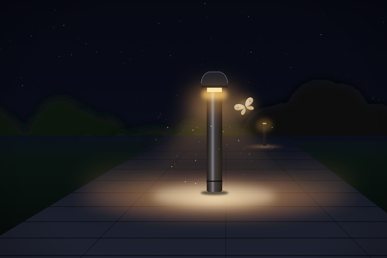 Schlanker Poller NACHTWEG auf einem dunklen Gartenweg mit warmem Amberlicht nur nach unten und einem Nachtfalter im Lichtkegel
