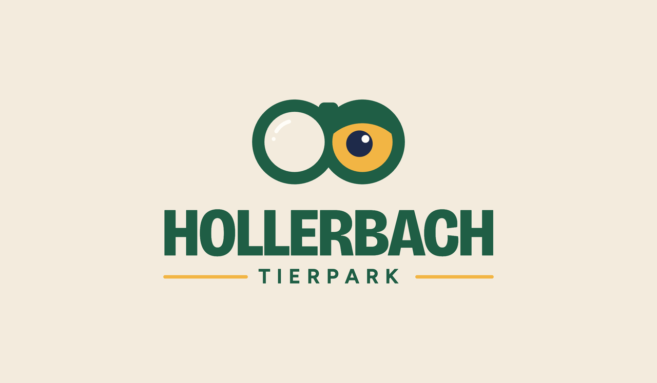 Neues Logo des Tierparks Hollerbach auf Sand: ein Fernglas aus zwei verschmolzenen Kreisen in Dschungelgrün, in der rechten Linse schaut ein goldgelbes Tierauge zurück; darunter der Schriftzug HOLLERBACH und die Unterzeile TIERPARK zwischen zwei gelben Strichen.