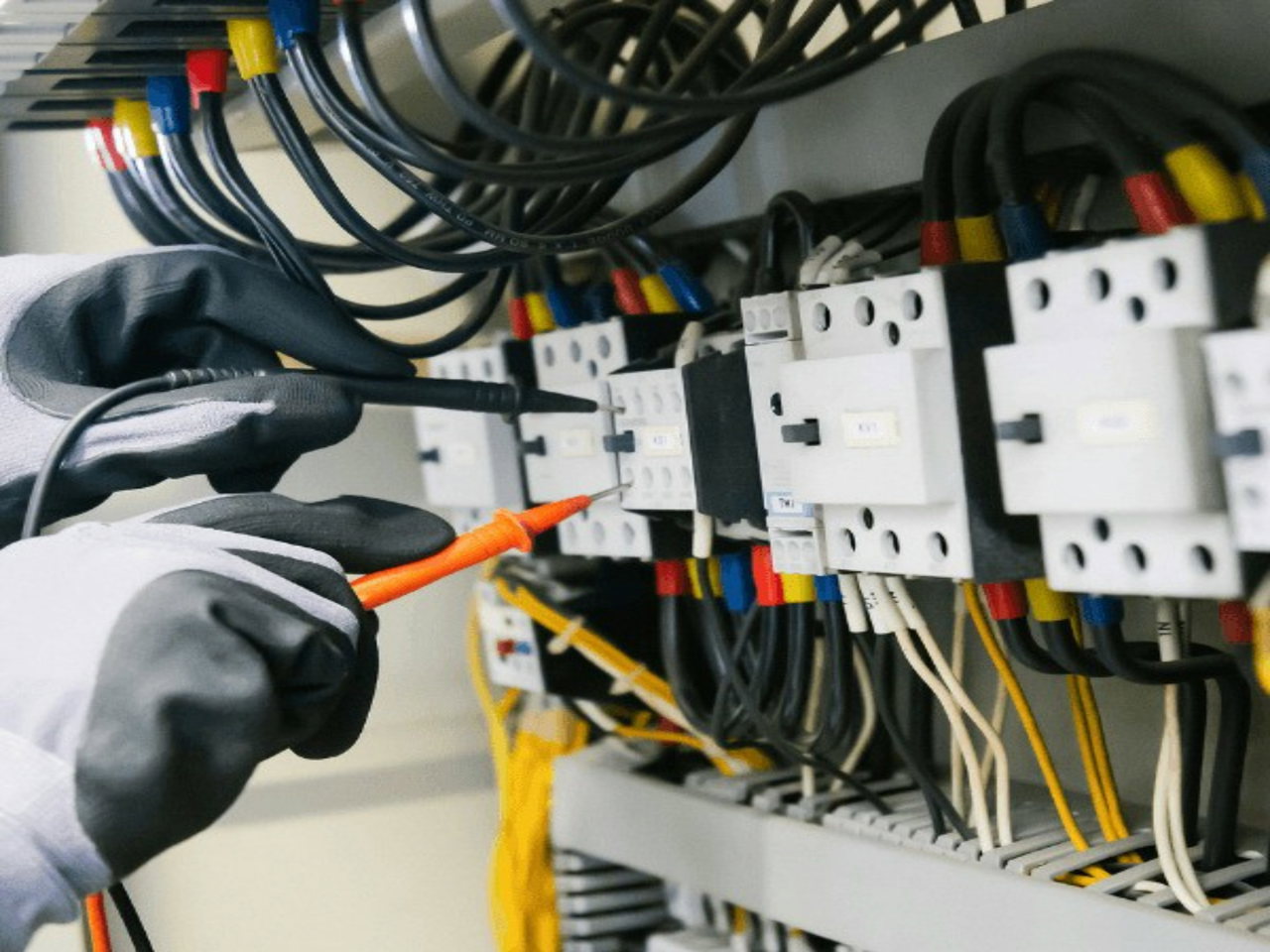 Ingenieur arbeitet an einem elektrischen Schaltschrank