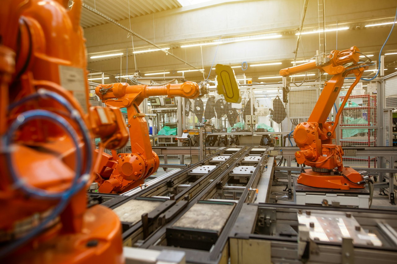 Industrieroboterarm an einer automatisierten Fertigungslinie