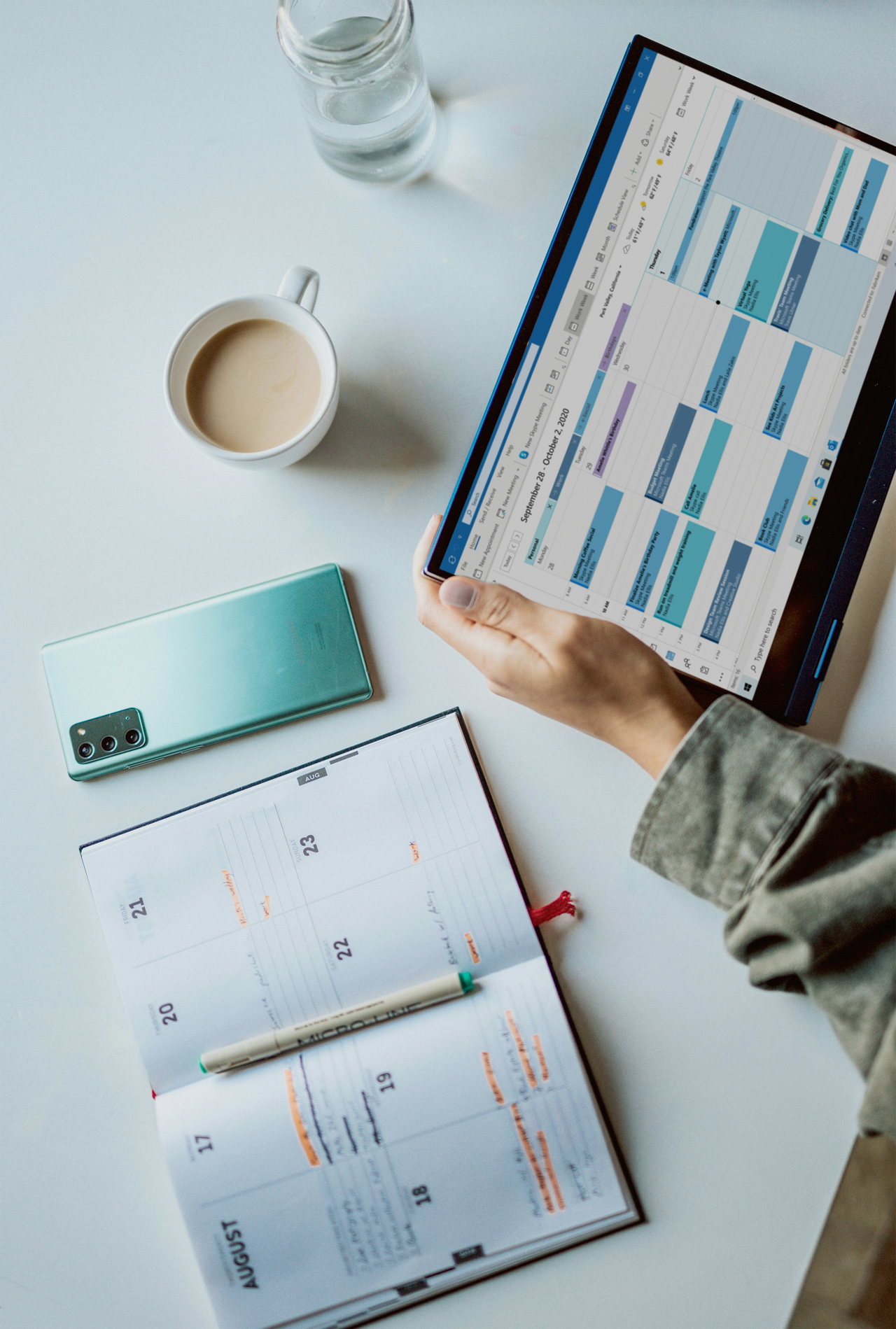 Kalender und Planungsunterlagen auf einem Schreibtisch
